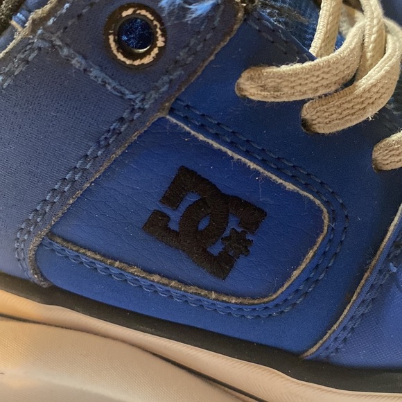 Kids DC shoes size 13 - Picture 2 of 7